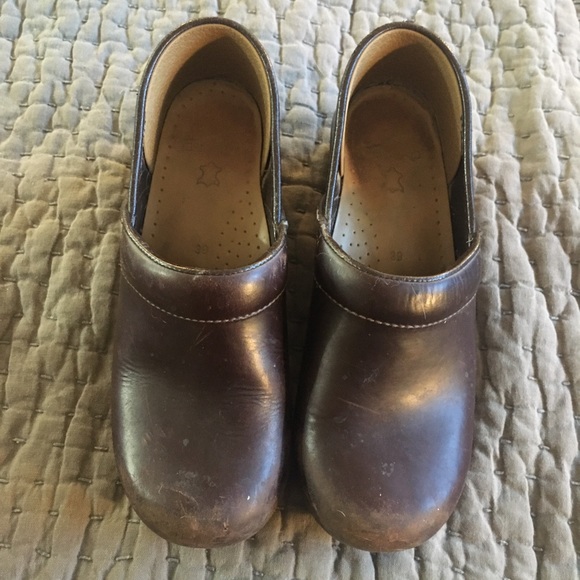 Dansko Brown Clog with wood grain base.  Size 39 - Picture 4 of 5